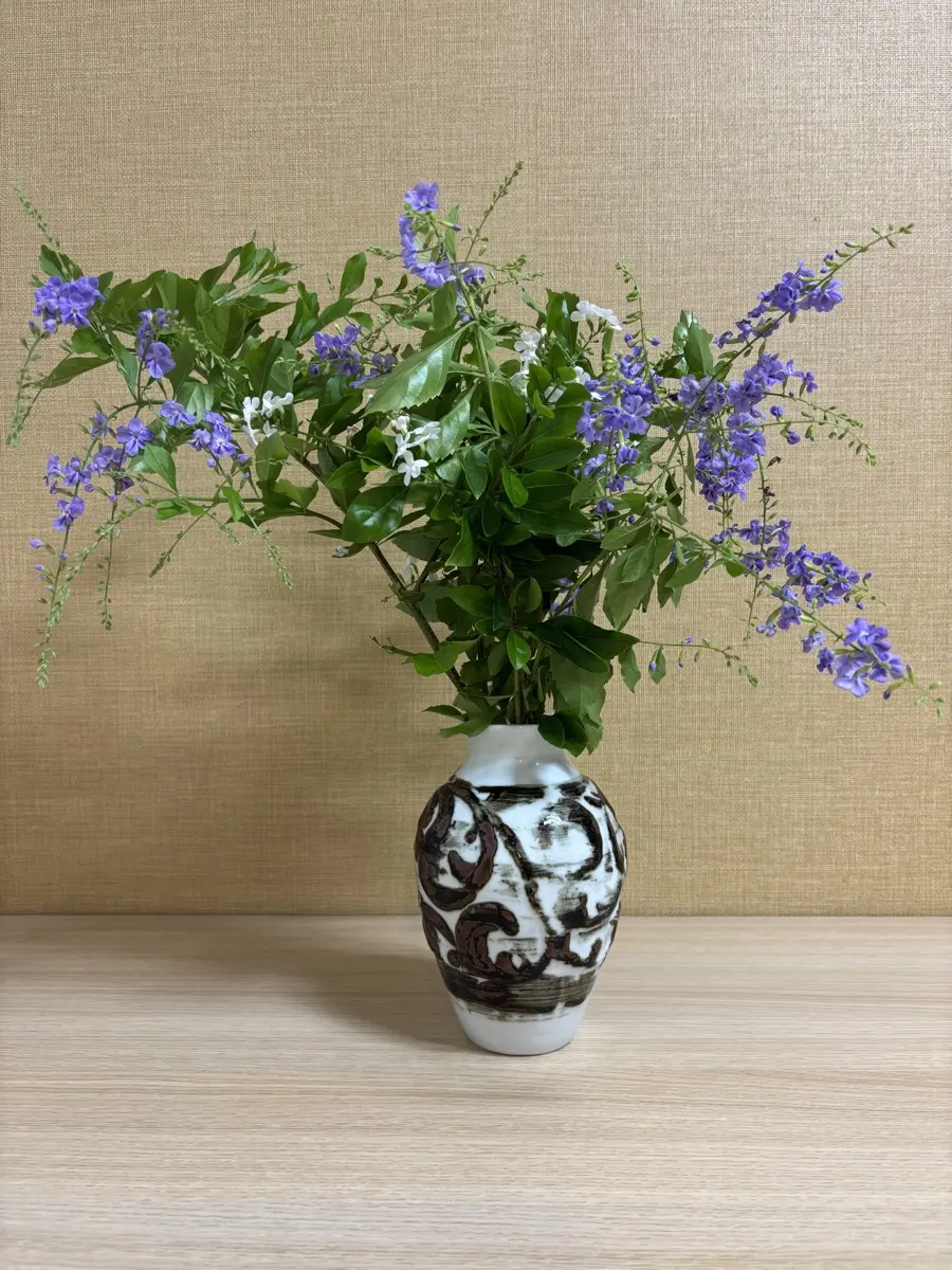 ご利用者様がご自宅で育てて持ってきてくださったデュランタの花。施設の花瓶に生けられている