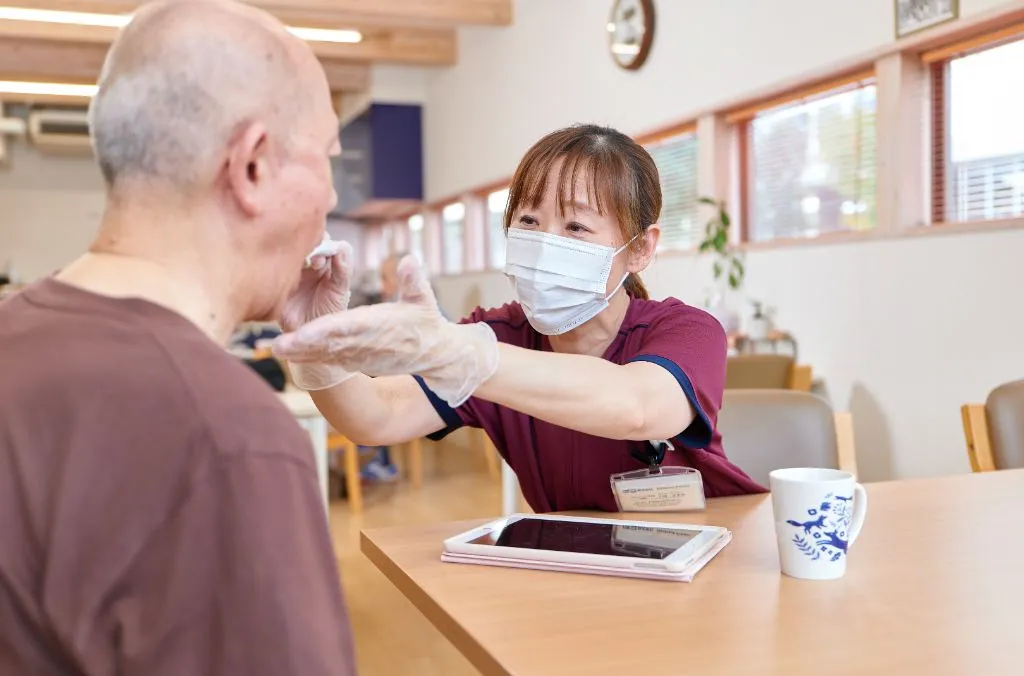 お茶の時間にご利用者様へ寄り添うスタッフの様子